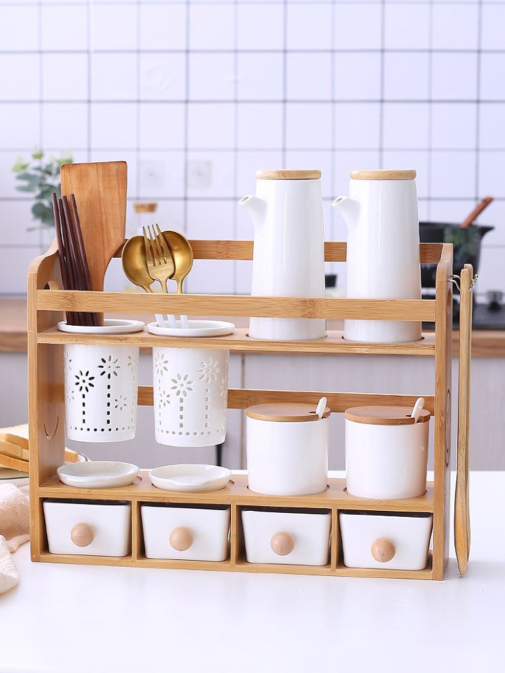 Kệ đựng gia vị nhiều loại xinh thế này cơ mà, chị em sắm về là gian bếp gọn đẹp hơn mấy lần