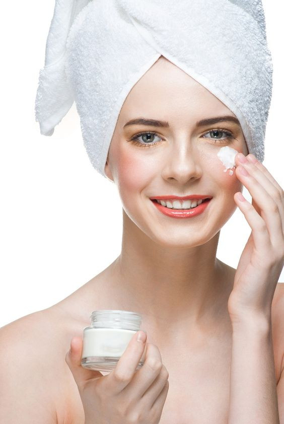 Hãy duy trì chăm sóc da, dưỡng da thường xuyên ngay cả khi làm việc tại nhà