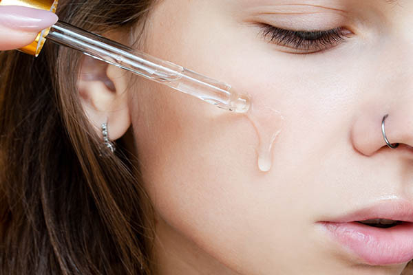 Gợi ý Serum Cho Da Dầu Nhạy Cảm và Da Mụn