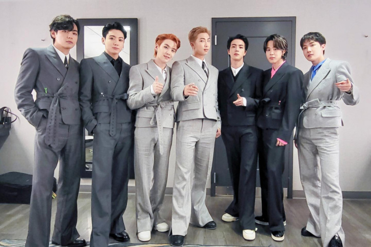 Việc "dành slot" công bố đề cử GRAMMY có phải là "hint" BTS sẽ trực tiếp cạnh tranh với Taylor Swift và Justin Bieber cho hạng mục "Record of the Year"?