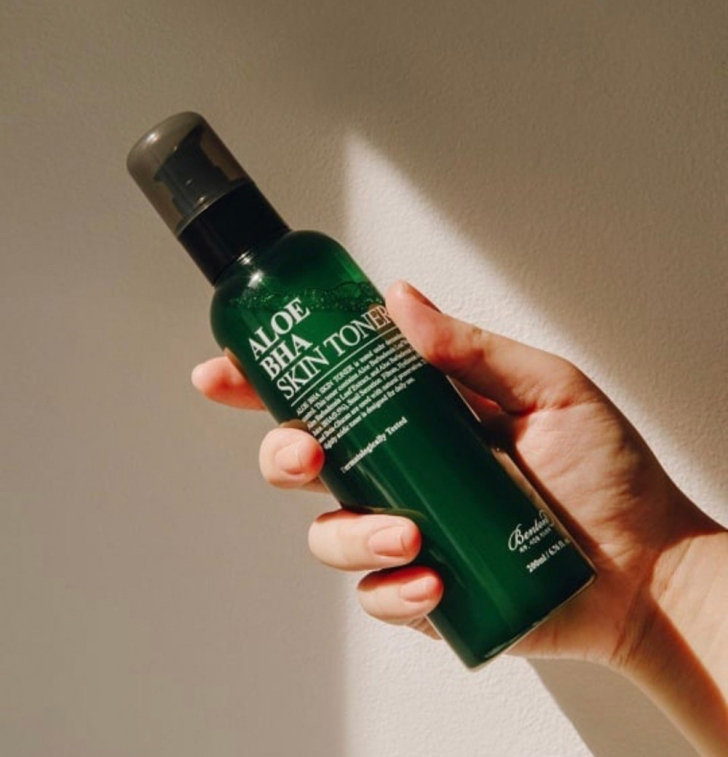 4 acid toner giá bình dân nhưng ai cũng nể ở khoản làm mịn da, hô biến lỗ chân lông nhỏ tí