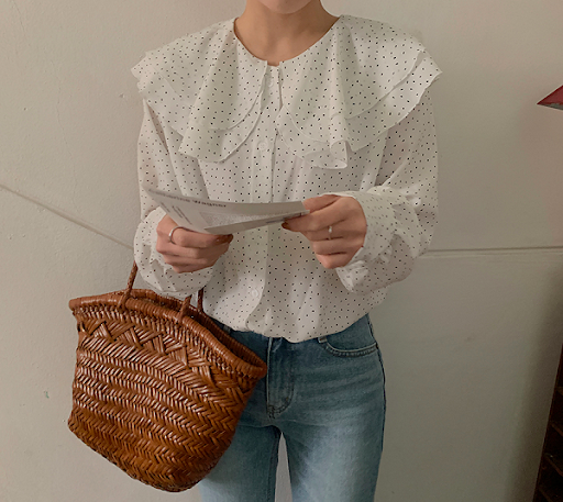 Thu đến cứ nhắm ngay áo blouse cổ lá sen, vừa dễ mặc lại còn điệu và sang