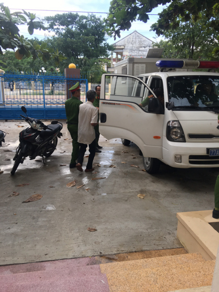 TIN MỚI 30/7 : BẮT KHẨN CẤP GÃ "DÊ CỤ" HIẾP DÂM BÉ GÁI 8 TUỔI