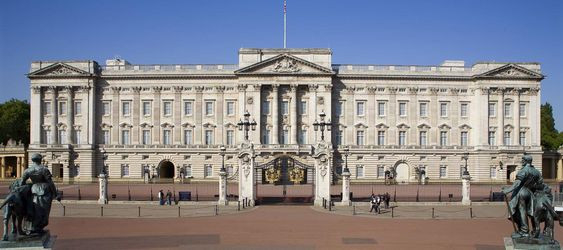 NHỮNG CÁNH CỔNG ĐỒ SỘ CỦA CUNG ĐIỆN BUCKINGHAM (ANH)