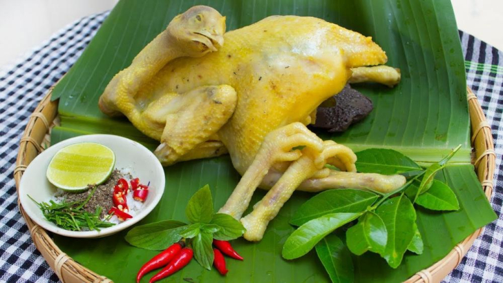 Cách Luộc Gà Da Vàng: Bí Quyết Cho Món Gà Luộc Bóng Đẹp, Ngon Chuẩn Tiệc