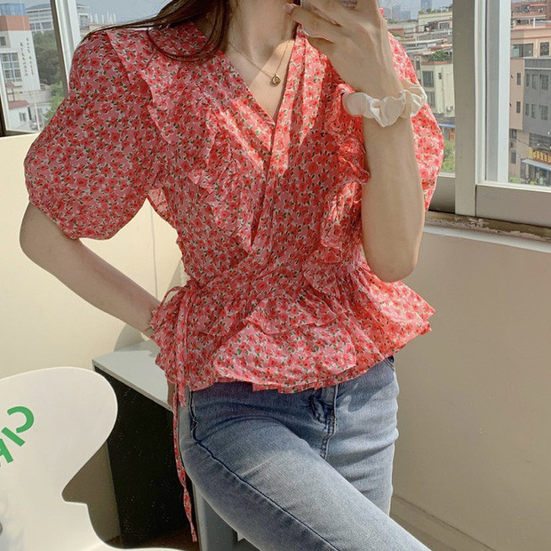 Tiffany và Sooyoung rủ nhau mặc áo blouse cực điệu: Kiểu áo không thể thiếu với hội "bánh bèo", giá chỉ từ 100k