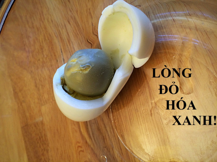 Lòng đỏ hóa xanh khi luộc trứng - Bạn có biết vì sao?