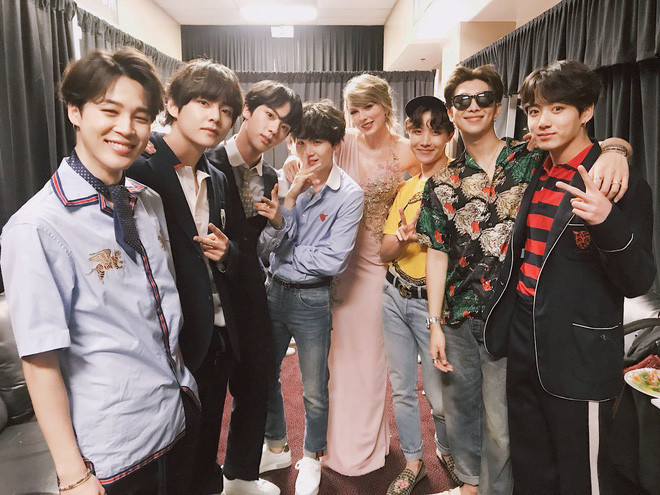 BTS đá Taylor Swift ra chuồng gà với thành tích khủng mới nhất trên BXH của Billboard