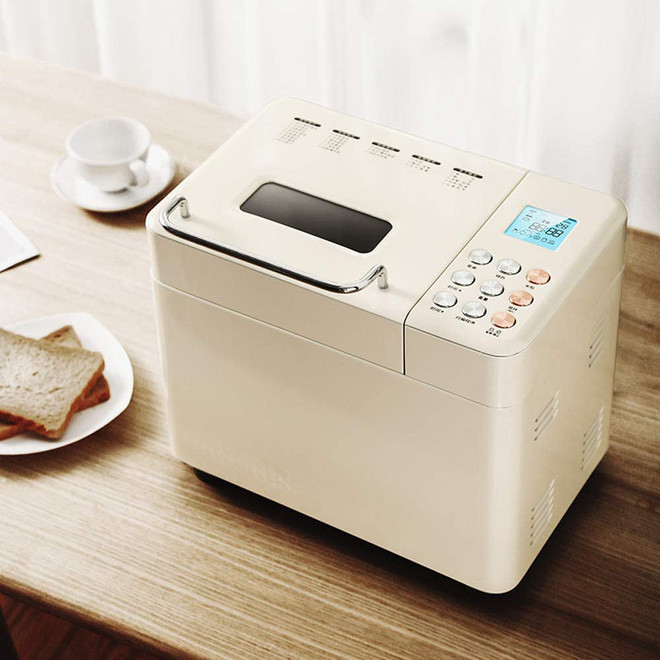 Máy làm bánh mì giá chưa đến 2 triệu: Nhỏ xinh mà lợi hại, dùng siêu nhàn mà bánh ra mềm xốp chẳng kém mua tiệm
